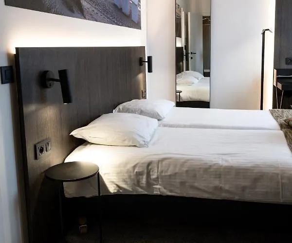 ホテル アポストロフ 3*