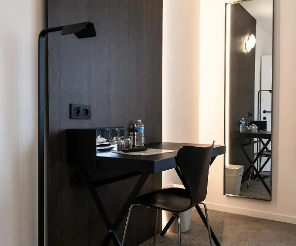 ホテル アポストロフ 3*